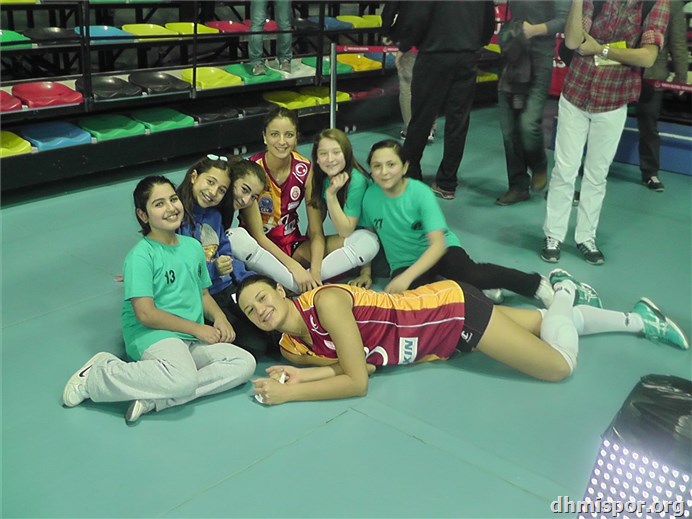 Voleybol Spor Okulu Kızları Galatasay voleybol oyuncuları......